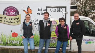Les quatre associés du Gaec de La Ferme du Terrier (Marie Routhiau, Mikaël Gaborieau, Jocelyne et Thierry Loiseau), en Vendée, transforment jusqu’à 4 000 l de lait par semaine en yaourts et crèmes desserts.